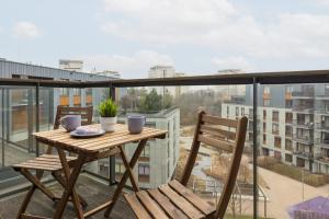 Mokotów Bernardyńska Apartment with Balcony and Parking by Renters