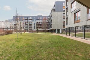 Mokotów Bernardyńska Apartment with Balcony and Parking by Renters