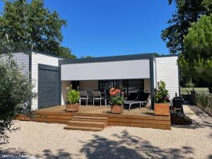 Maisons de vacances Modern and cosy ecolodge, shared heated pool, Les Mathes : photos des chambres