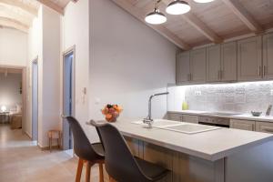 Kamari Luxury Apartment