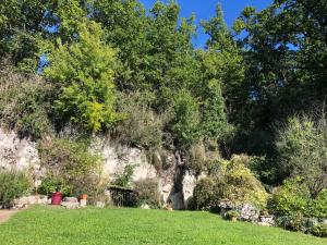 Maisons de vacances Detente en campagne dans le quercy une Chambre lit double et un matelas d appoint une personne dans le salon : photos des chambres