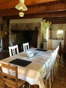 Maisons de vacances Detente en campagne dans le quercy une Chambre lit double et un matelas d appoint une personne dans le salon : photos des chambres