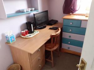Home from home Single or double room Netflix or Virgin TV Wifi & free parking