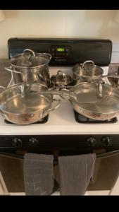 Charleston, SC themed - PRIVATE 1 QUEEN BED 1 BATH APARTMENT 2 FUTONS THAT FOLD OUT FLAT TO SLEEP ON & LEATHER LOVE SEAT GAS LOGS IN LIVING ROOM FULL KITCHEN POKER BUMPER POOL TABLE CONVENIENTLY LOCATED IN COLUMBIA SOUTH CAROLINA 1 QUEEN BED & 2 SOFA