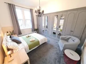 Large 3 Bed Flat, Free Parking - Hebburn