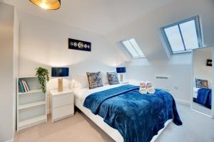 Charltons Bonds Apartments 2B by Week2Week