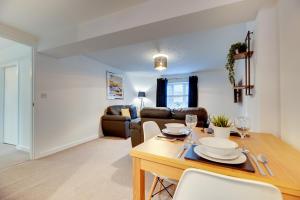 Charltons Bonds Apartments 2B by Week2Week