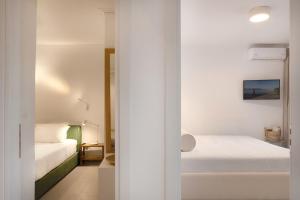 The Beach House, Skaloma