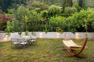 The Beach House, Skaloma