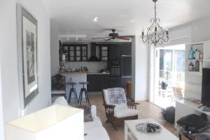 Departamento de categoría en Playa San Juan, con vistas al mar y a metros de la playa