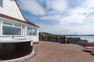 Coast View - 5 bedrooms with hot tub & sea views