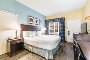 King Room - Disability Access/Non-Smoking room in Days Inn by Wyndham Federal Way