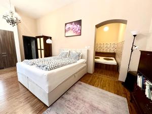 Home Away main square apartment