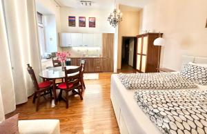 Home Away main square apartment