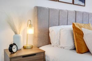 Modern 5 Bedroom 3 Bathroom Serviced House Aylesbury with Parking By 360Stays