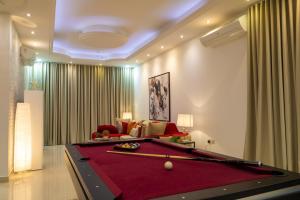 Villa Alyasmin 4 king Bedrooms, 7 Bathrooms, Two Living Rooms w/ TV HD 86 Inch LG & 85 Inch Samsung HD TV, Pool Game, Football Table, Full Kitchen with Dinning Room, Office Table, Jacuzzi