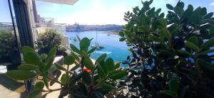 Unique Seafront Triplex Penthouse with Panoramic Bedroom & Rooftop Jacuzzi overlooking Valletta