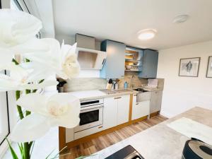 Palms34 5 minute walk to beach Bungalow