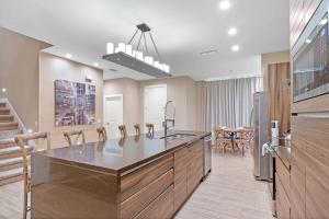 4 Bedrooms 45 Bathrooms Magic Village 7466 Bd