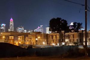 Suite 6, Sleep 3, Walk to Attractions in Uptown