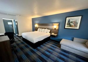 1 King Bed, Mobility/Hearing Accessible Room, Roll-In Shower, Non-Smoking room in Baymont by Wyndham Kansas City KU Medical Center