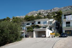 Apartments with a parking space Brela, Makarska - 16603