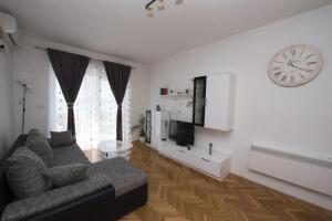 Apartments with parking space Brela, Makarska - 16603