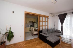 Apartments with parking space Brela, Makarska - 16603