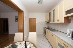 Apartments with parking space Brela, Makarska - 16603