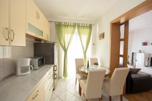Apartments with parking space Brela, Makarska - 16603