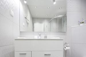 Apartments by the sea Makarska - 20587