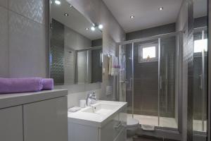 Apartments by the sea Makarska - 20587