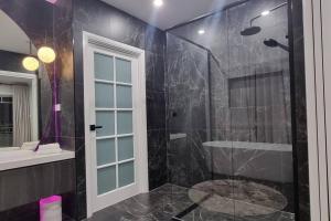4 bedroom 8 guest