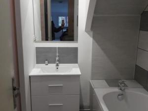 Studio cosy en cœur de La Roche-Posay, proche Thermes, Wi-Fi, laverie, tout équipé - FR-1-541-84