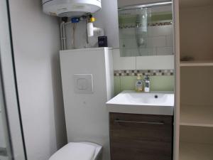 Maisons de vacances Pavillon Climatise 2p avec Grande Terrasse a 1500m de la Plage, Jusqu'a 4 Pers - FR-1-229C-78 : photos des chambres