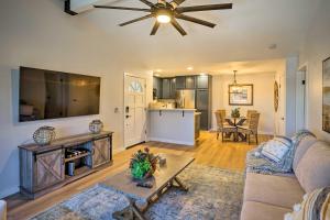 Cozy-Chic Condo Walk to Beach and Park!