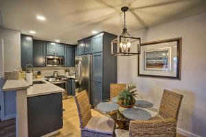 Cozy-Chic Condo Walk to Beach and Park!