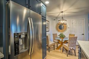 Cozy-Chic Condo Walk to Beach and Park!