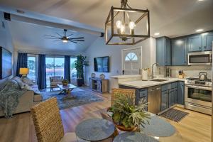 Cozy-Chic Condo Walk to Beach and Park!