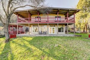 Pet-Friendly Grants Pass Home with Hot Tub!