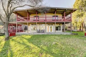 Pet-Friendly Grants Pass Home with Hot Tub! - Cave Junction