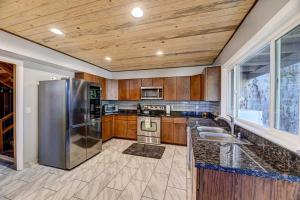 Pet-Friendly Grants Pass Home with Hot Tub!