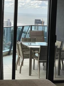 4 Bedroom Huge Sub Penthouse Oracle Level 31 Magnif VIEWS 260m2 Family Skyhome Sleeps 8 Adults and 2 Children, Sofa Bed Portacot, High Chair Central to Everything Resort Skyhome 5 STAR Luxury