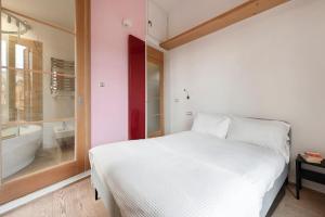 Modern Colosseum Flat