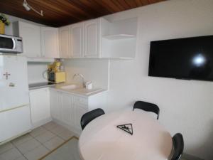 Studio Cabine Rénové au Pied des Pistes avec Balcon - Auris en Oisans - FR-1-297-157