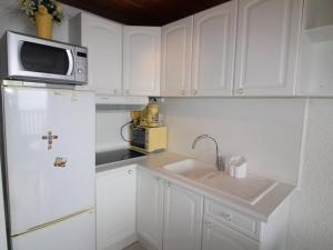 Studio Cabine Rénové au Pied des Pistes avec Balcon - Auris en Oisans - FR-1-297-157