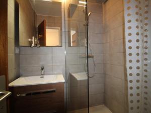 Studio Cabine Rénové au Pied des Pistes avec Balcon - Auris en Oisans - FR-1-297-157