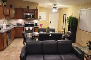 3 Bedroom, 2 Bath Whole House, ASU, Tempe, Scottsdale on Light Rail