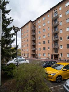 Valoisa pieni yksiö lähellä jokirantaa