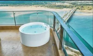 18楼稀缺海景 高私密 可观日出 超治愈 芳香水疗Spa公寓 - BLU三面环海度双露台全海景公寓-融创日月湾店 - 新陵